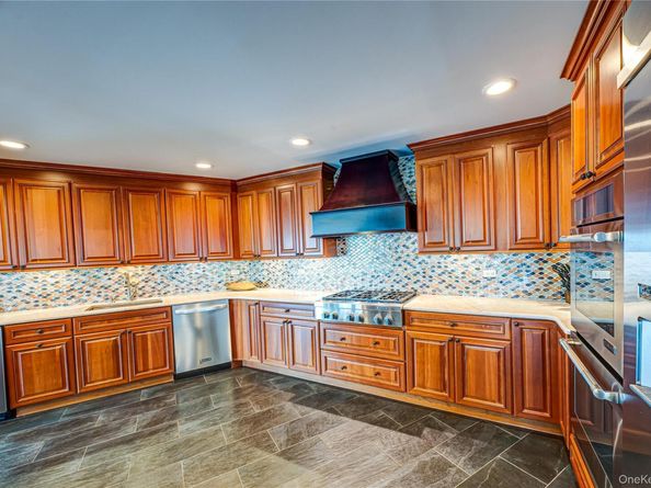 79 Tahlulah Lane, West Islip NY 11795