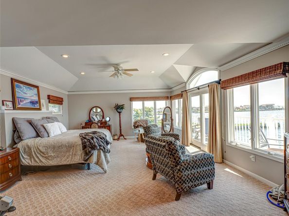 79 Tahlulah Lane, West Islip NY 11795
