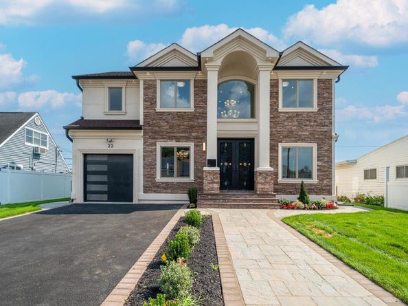 22 Sleepy Lane, Hicksville NY 11801