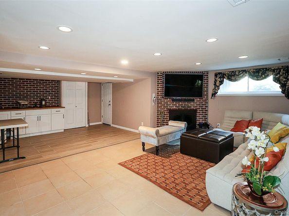 64 Hamilton Drive, Roslyn NY 11576