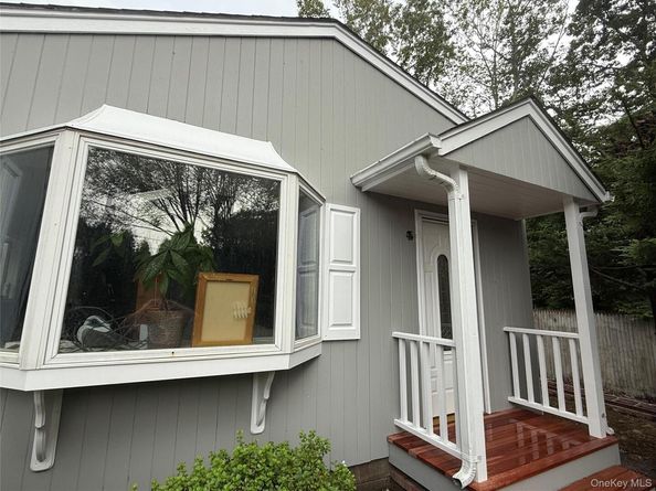 28 Apple Road, Southampton NY 11968
