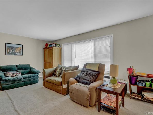 205 Edmunton Drive H17, North Babylon NY 11703