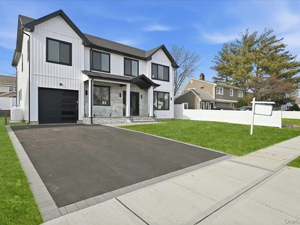 319 Blacksmith Road W, Levittown NY 11756