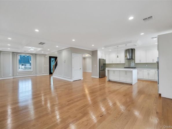 319 Blacksmith Road W, Levittown NY 11756