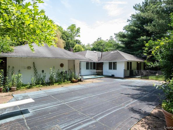 61 Locust Lane, Roslyn Heights NY 11577