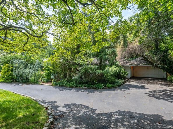 61 Locust Lane, Roslyn Heights NY 11577