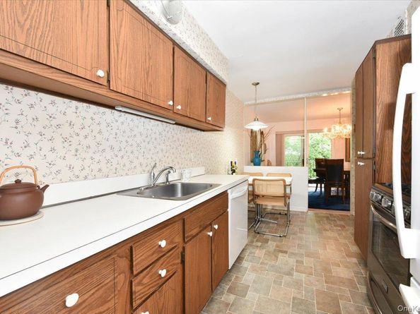 30 BARSTOW Road 3A, Great Neck NY 11021
