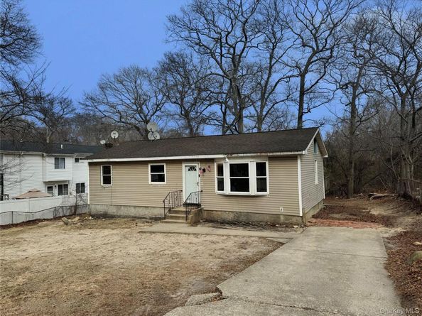 53 W Yaphank Road, Medford NY 11763