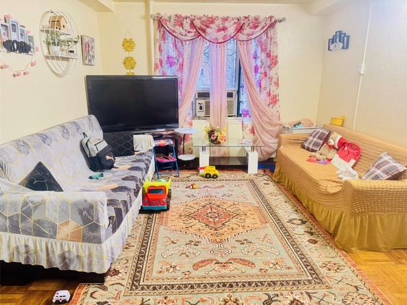 40 Metropolitan Oval 1C, Bronx NY 10462