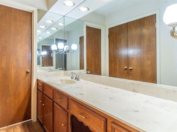 2881  Selma Lane , Farmers Branch Texas 75234
