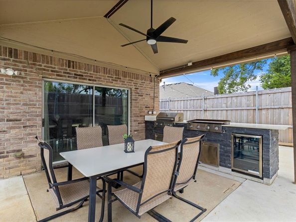 945  Hannah Way , Dallas Texas 75253