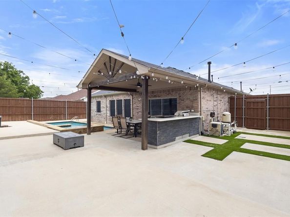 945  Hannah Way , Dallas Texas 75253
