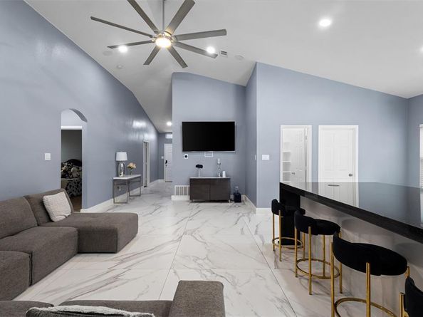 945  Hannah Way , Dallas Texas 75253