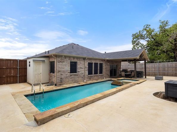 945  Hannah Way , Dallas Texas 75253