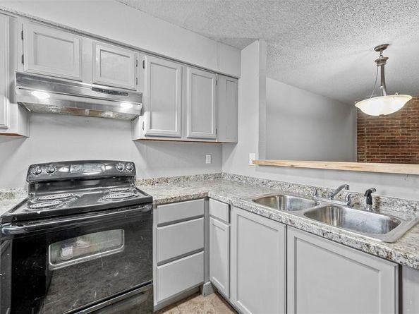 9455  Olde Towne Row , Dallas Texas 75227