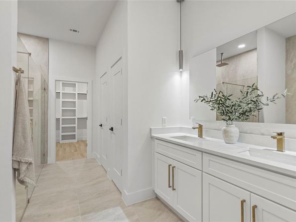 603 S Moore Street , Dallas Texas 75203