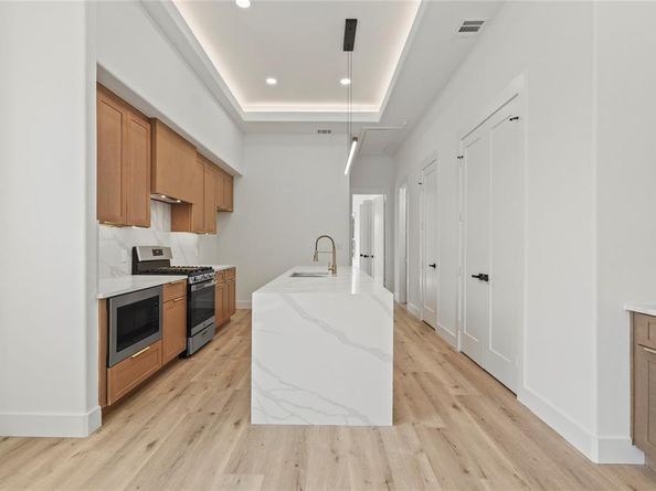 848 W Canty Street , Dallas Texas 75208