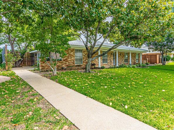 757  Knollridge Drive , Lewisville Texas 75077