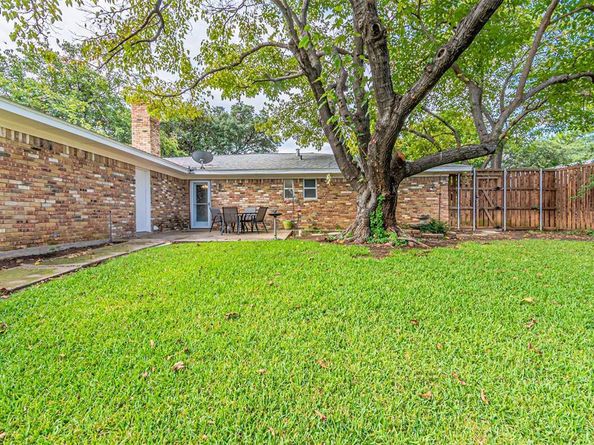 757  Knollridge Drive , Lewisville Texas 75077