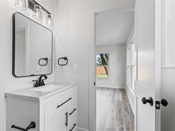 2327  Brookfield Avenue , Dallas Texas 75235
