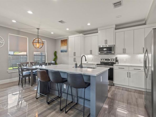 1900  Morris Street , Dallas Texas 75212