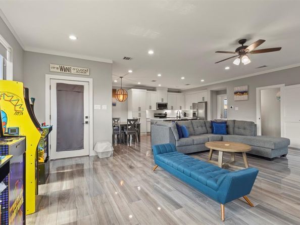 1900  Morris Street , Dallas Texas 75212