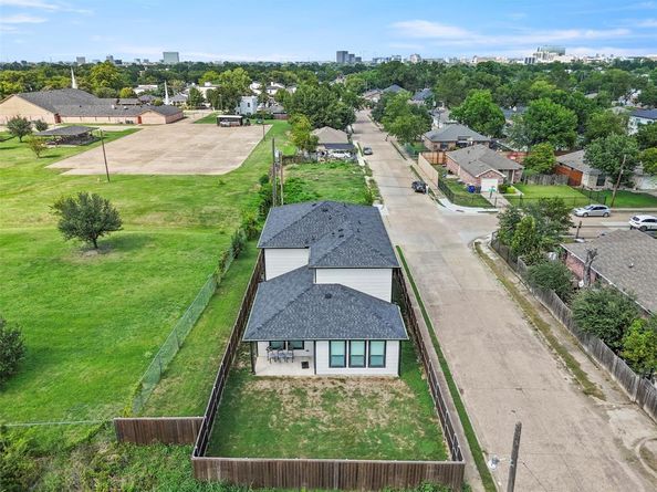 1900  Morris Street , Dallas Texas 75212