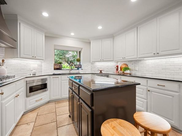 907  Loch Lomond Drive , Arlington Texas 76012
