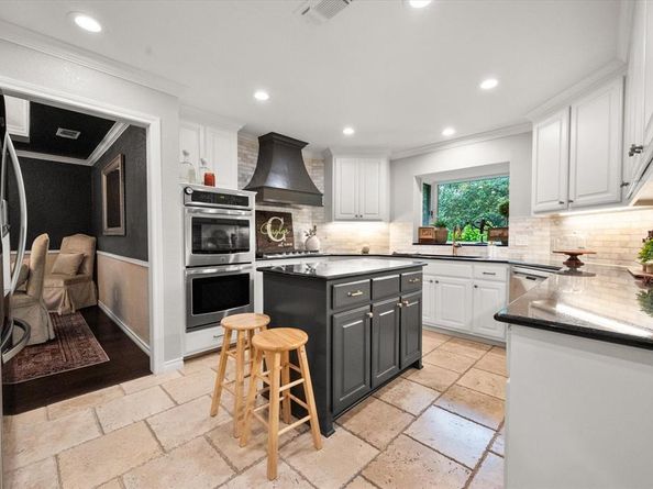 907  Loch Lomond Drive , Arlington Texas 76012
