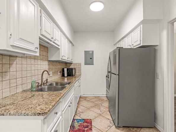 4420  Harlanwood Drive  228, Fort Worth Texas 76109
