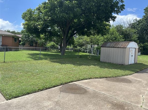 105  Lindenwood Drive , Lancaster Texas 75134