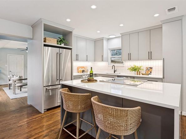1043 N Edgefield Avenue , Dallas Texas 75208