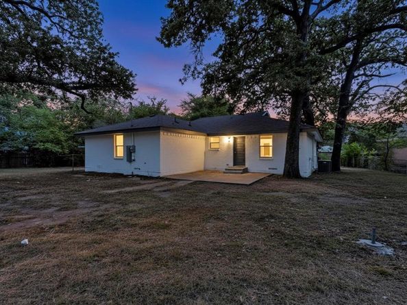 671  Cedarcliff Drive , Dallas Texas 75217