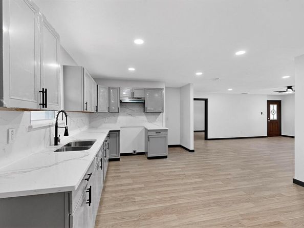 671  Cedarcliff Drive , Dallas Texas 75217