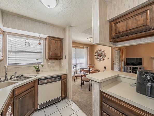 1300  Memory Lane  5221, Arlington Texas 76011