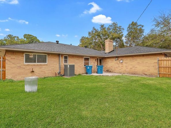 928  Oak Trail , DeSoto Texas 75115