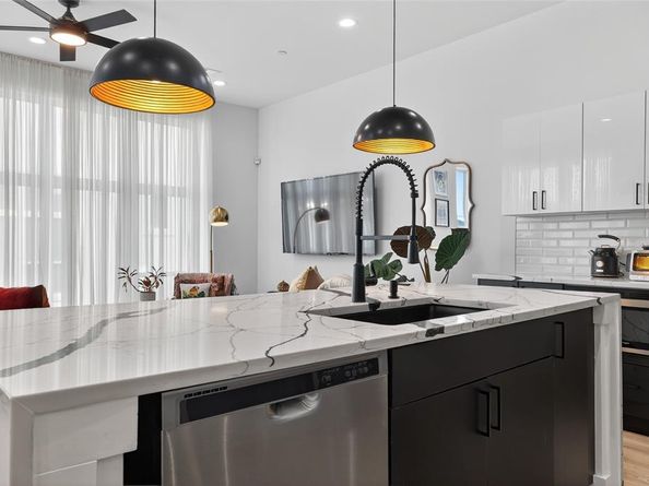 2102 N Prairie Avenue  105, Dallas Texas 75204