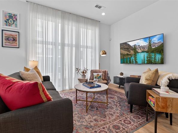 2102 N Prairie Avenue  105, Dallas Texas 75204