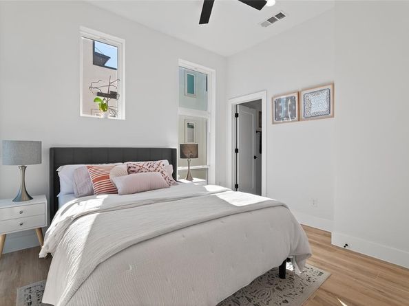 2102 N Prairie Avenue  105, Dallas Texas 75204