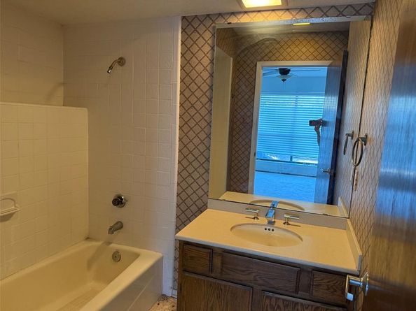 6723  Eastridge Drive  109, Dallas Texas 75231