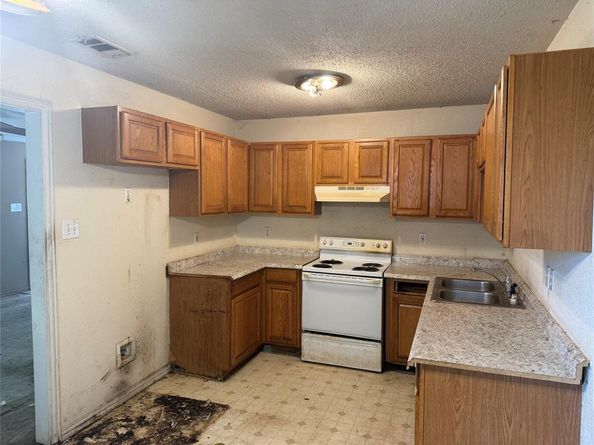 2503  Lyola Street , Dallas Texas 75241
