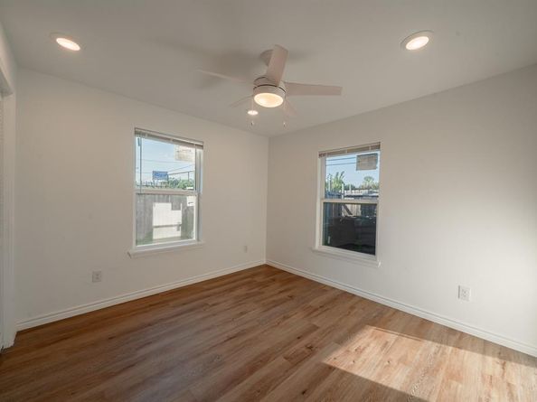 3412 E Illinois Avenue , Dallas Texas 75216