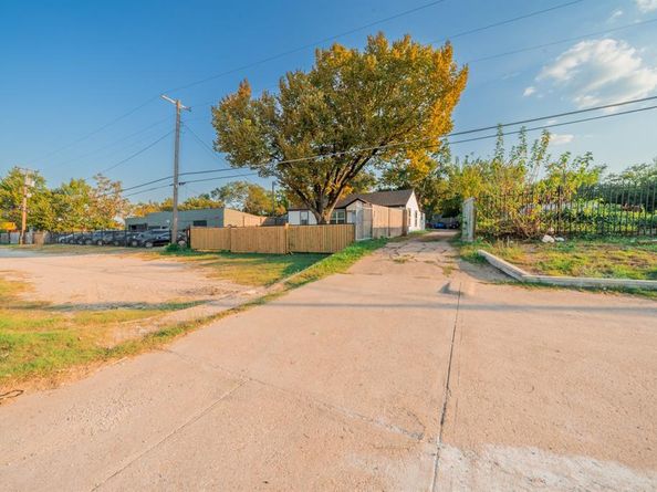 3412 E Illinois Avenue , Dallas Texas 75216
