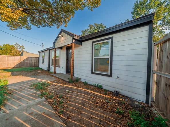 3412 E Illinois Avenue , Dallas Texas 75216