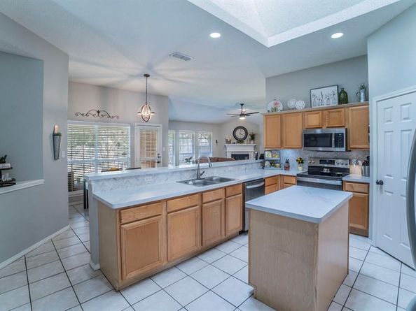 6405  Redstone Drive , Arlington Texas 76001