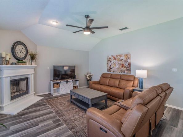 6405  Redstone Drive , Arlington Texas 76001