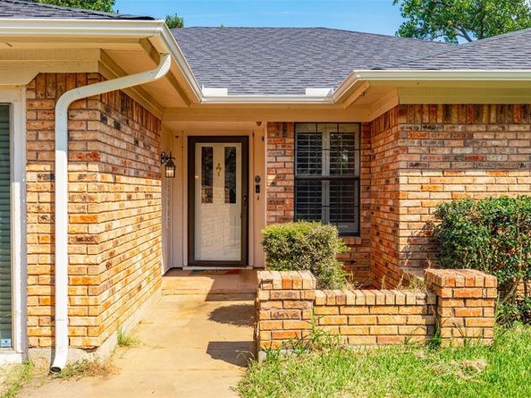 1875  Larkspur Drive , Arlington Texas 76013