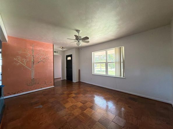 1819  Finley Road , Irving Texas 75062