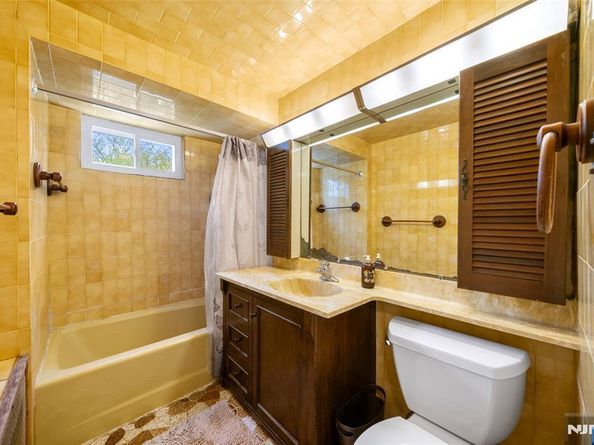 226 Mohegan Way, Fort Lee NJ 07024