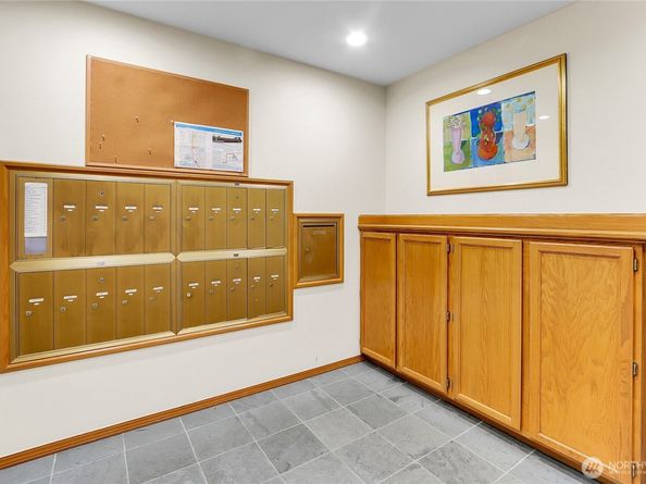 2040 13th Avenue W 13, Seattle WA 98119